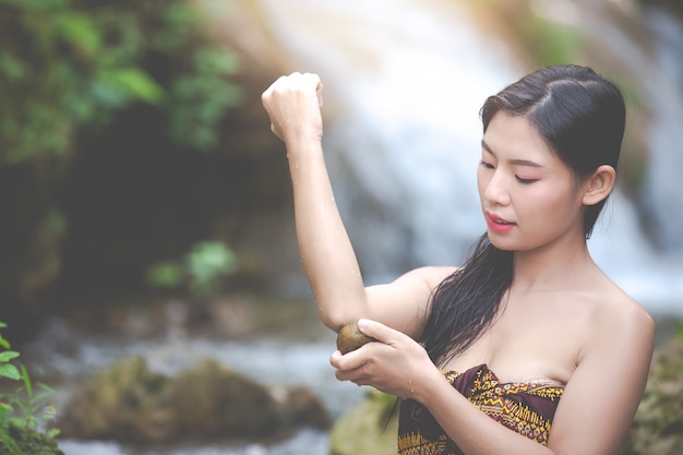 Gluckliche Badende Frauen Am Naturlichen Wasserfall Kostenlose Foto