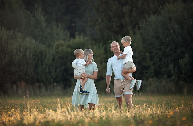 Gluckliche Familie Auf Einem Feldspaziergang Mit Zwei Kindern Premium Foto