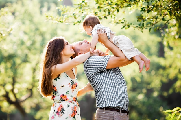 Gl Ckliche Familie Im Park Premium Foto