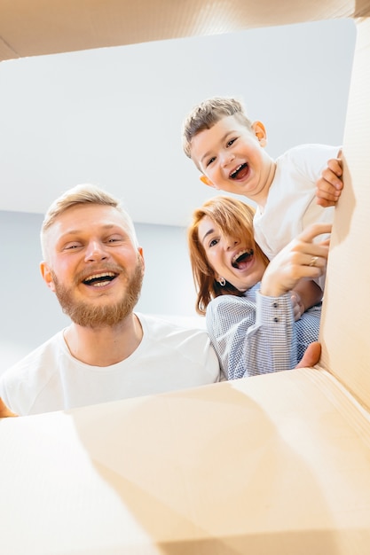 Glückliche familie zog gerade in neues haus ein und