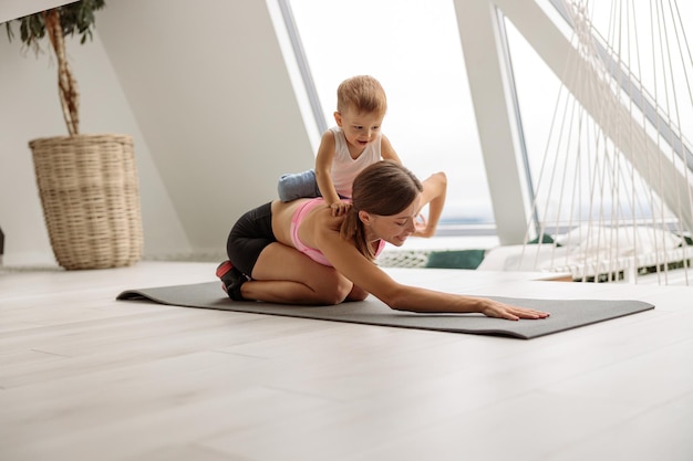 Glückliche frau, die zu hause mit ihrem baby auf der