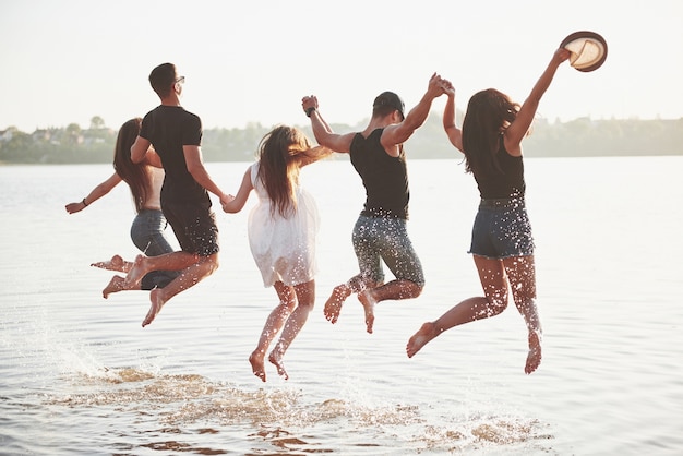 Glückliche Freunde Haben Spaß Am Strand Junge Leute Spielen In Den Sommerferien Im Freien 6564
