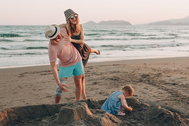 Glückliche Junge Familie Mit Kleinkind Das Spaß Am Strand Hat Freudige Familie Kostenlose Foto 9879