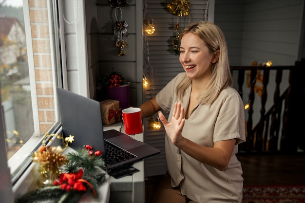 Gluckliche Junge Frau Mit Tasse Kaffee Mit Zoom Um Frohe Weihnachten Ihren Verwandten Zu Gratulieren Facetime Videoanrufe Mit Laptop Zu Hause Premium Foto