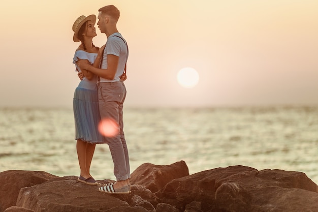 Gluckliche Junge Romantische Paare Die Auf Dem Strand Sich Entspannen Und Den Sonnenuntergang Aufpassen Kostenlose Foto