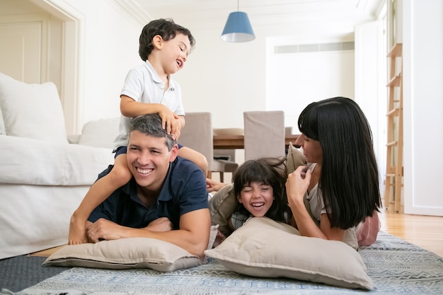 Kostenlose Foto Gluckliche Lachende Eltern Und Zwei Kleine Kinder Die Lustige Zeit Zu Hause Geniessen