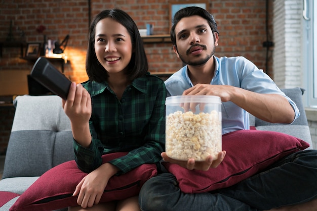 Glücklicher film zu hause zu zweit. PremiumFoto