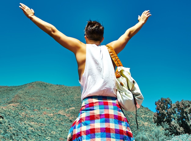 Glucklicher Stilvoller Mann In Der Zufalligen Hippie Kleidung Die Vor Berg Mit Den Angehobenen Handen Zur Sonne Springt Und Erfolg Feiert Kostenlose Foto