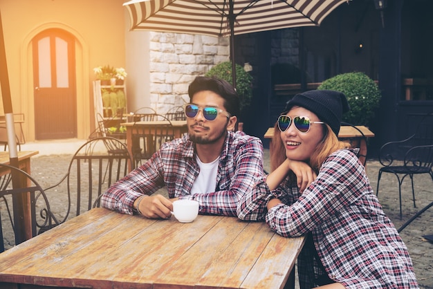 Glücklicher studentenfreundetreffpunkt im caférestaurant. Premium Fotos