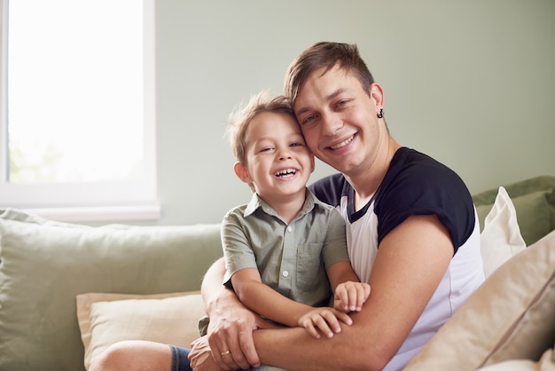 Glücklicher vater mit seinem einjährigen sohn, der zu