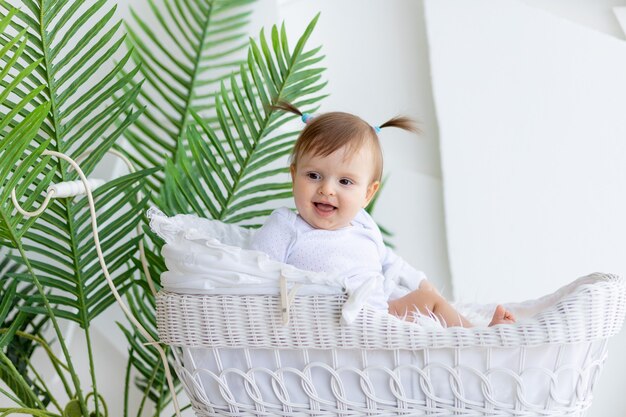 Glückliches kleines baby, das in einem schönen kinderwagen