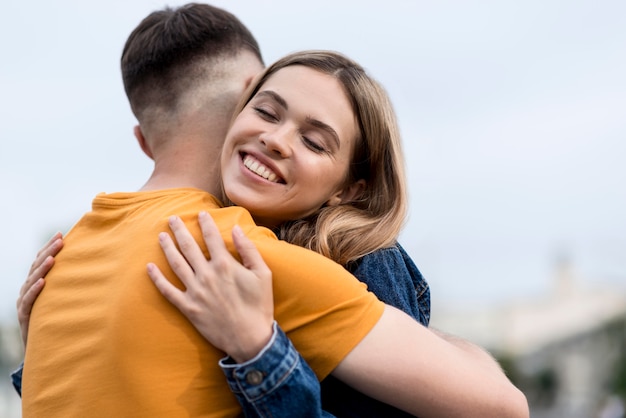 Gluckliches Paar Das Sich Umarmt Kostenlose Foto