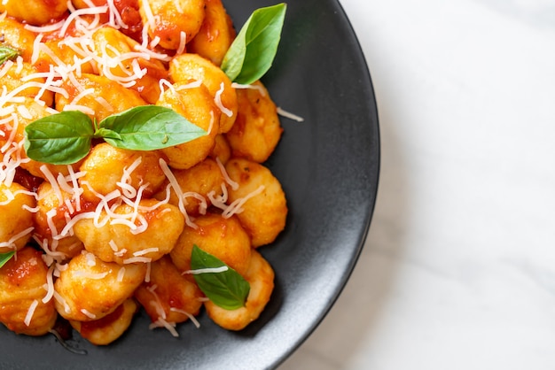 Gnocchi in tomatensauce mit käse nach italienischer art | Premium-Foto