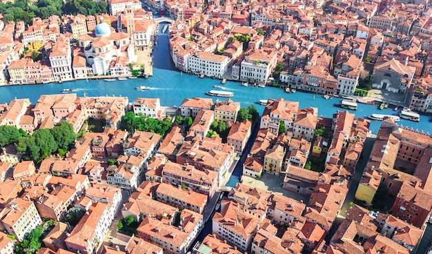 Grand canal der stadt venedig und häuser luftaufnahme ...