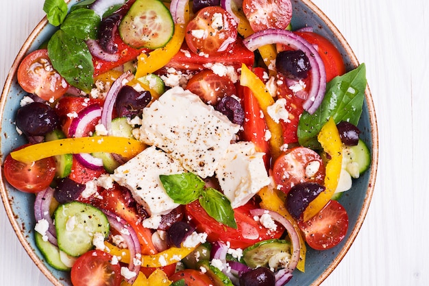 Griechischer salat mit frischem gemüse, feta-käse, schwarzen oliven ...
