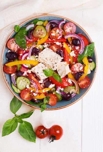 Griechischer salat mit frischem gemüse, feta-käse, schwarzen oliven ...