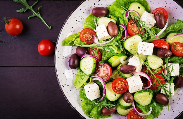 Griechischer salat mit frischem gemüse, feta-käse und kalamata-oliven ...