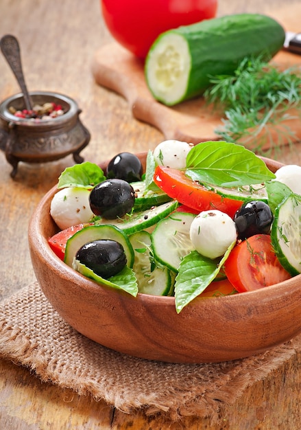 Griechischer salat mit frischem gemüse, nahaufnahme | Kostenlose Foto