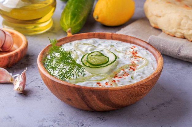 Griechischer salat tzatziki aus gurke, joghurt, olivenöl, knoblauch ...