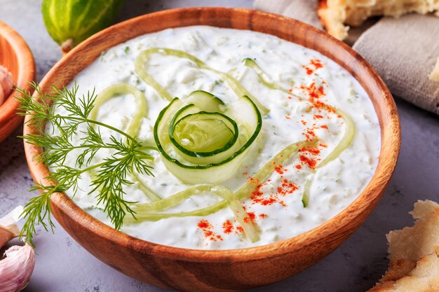 Griechischer salat tzatziki aus gurke, joghurt, olivenöl, knoblauch ...