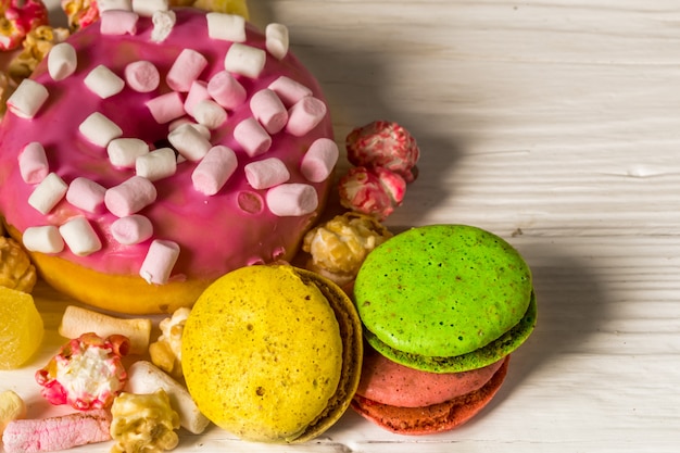 Grosse Schone Rosa Box Mit Sussigkeiten Auf Holztisch Kostenlose Foto