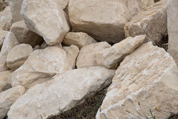 Grosser Haufen Grosser Sandsteine Die Auf Dem Boden Der Baustelle Liegen Premium Foto