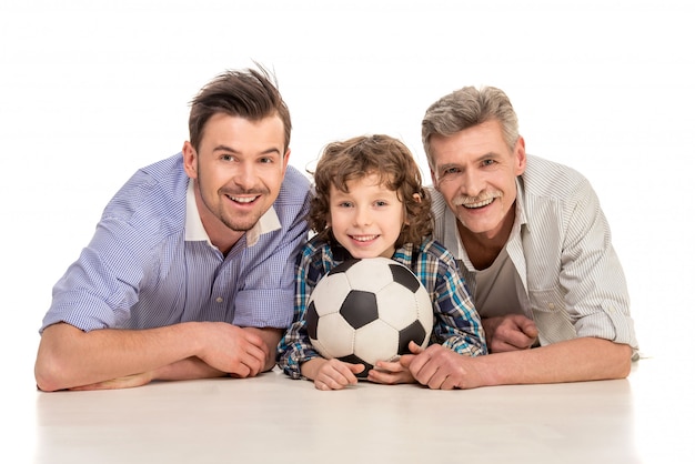 Großvater, vater und sohn, die auf weiß liegen Premium Fotos
