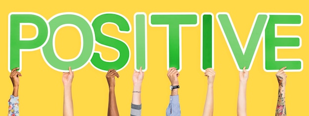 Grüne buchstaben bilden das wort positiv Kostenlose Foto