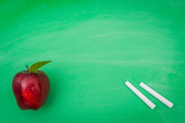 Grune Leere Tafel Mit Rotem Apfel Kostenlose Foto