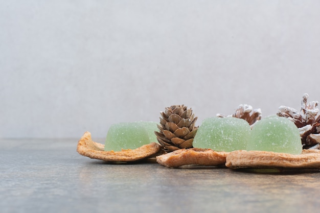 Grüne marmelade mit getrockneten früchten und tannenzapfen auf ...