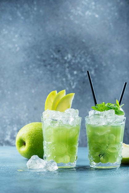 Gruner Cocktail Mit Eis Und Minze Premium Foto