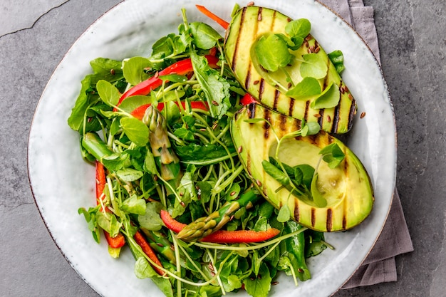 Grüner salat mit gegrillter avocado | Premium-Foto