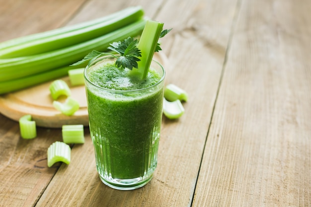Grüner smoothie mit sellerie und spinat im glas | Premium-Foto