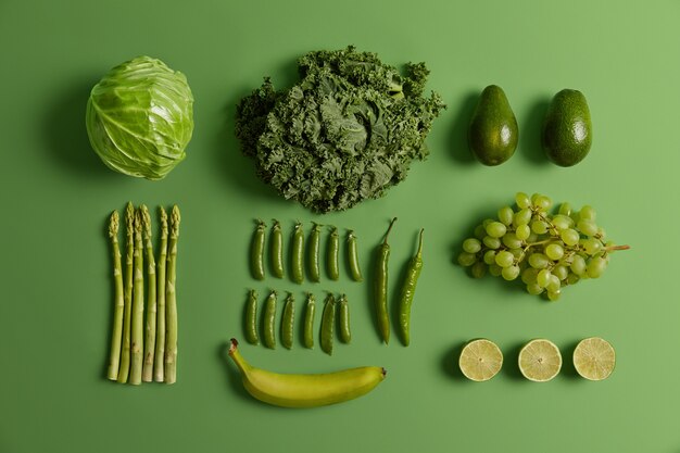 Grünes gesundes rohes obst und gemüse. frisch geernteter kohl, limette ...