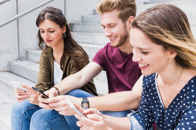 Gruppe Gluckliche Junge Freunde Die Handy Verwenden Kostenlose Foto