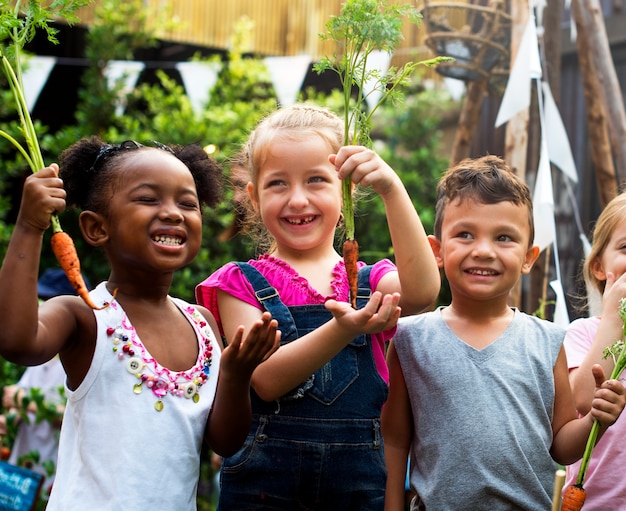 Gruppe kinder in einem garten PremiumFoto