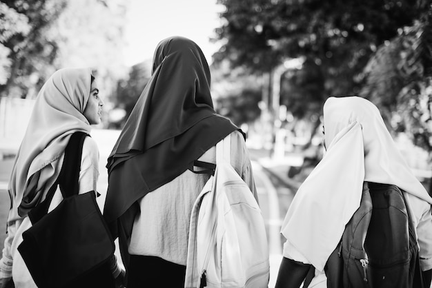 Gruppe moslemische frauen, welche die schöne zeit haben Kostenlose Fotos