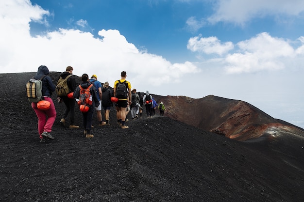 Gruppe touristen, die auf den ätna-vulkan in sizilien, italien wandern | Kostenlose Foto