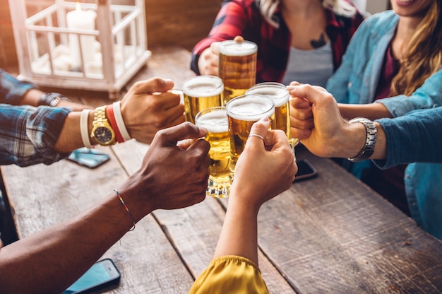 Gruppe Von Menschen Die Ein Bier In Der Brauerei Kneipe Genießen Und Rösten 