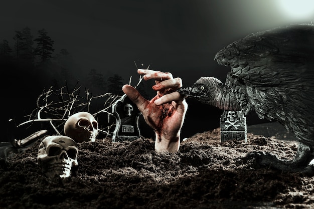 Gruselige Rabe Beissende Zombiehand Am Halloween Friedhof Kostenlose Foto