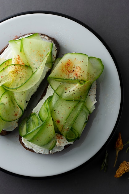 Gurken-sandwich gesunder snack. | Premium-Foto