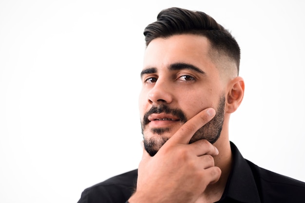 Gut aussehender mann, nachdem zum friseursalon gegangen worden ist Kostenlose Fotos