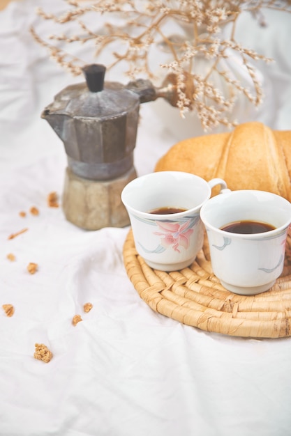 Guten Morgen Zwei Tasse Kaffee Mit Croissant Und Marmelade Premium Foto