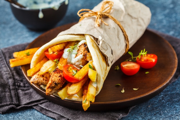 Gyros-souvlaki-wraps in pitabrot mit hähnchen, kartoffeln und tzatziki ...