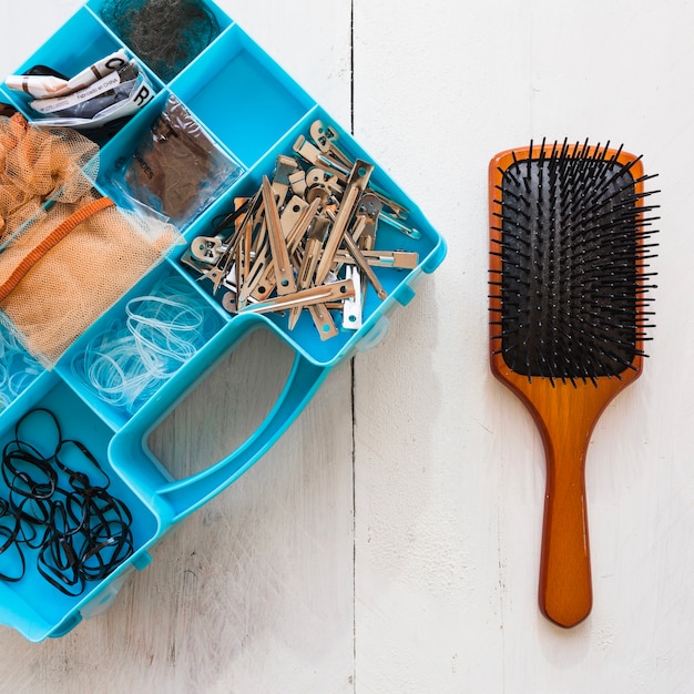 Haarbürste und box mit friseurbedarf | Kostenlose Foto