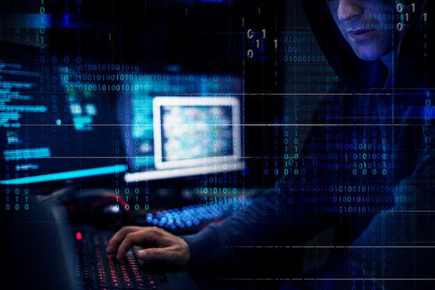 Hacker, der unter verwendung des computers mit codes arbeitet Premium Fotos