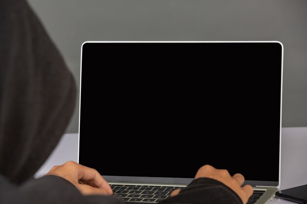 Hacker Mit Einem Laptop Kostenlose Foto