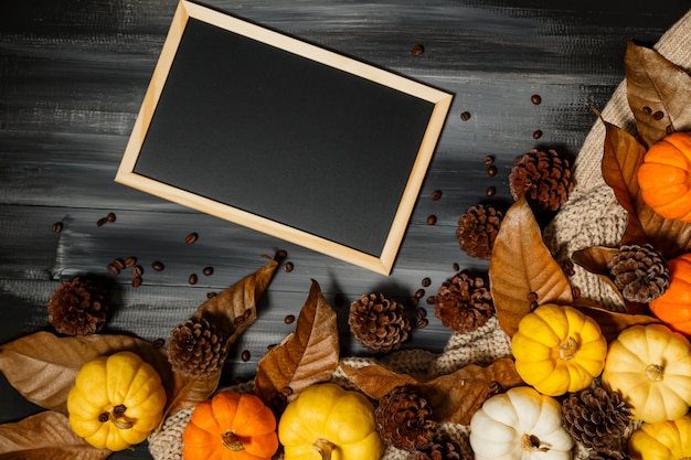 Halloween-konzept auf dunklem hintergrund mit kopienraum für text. Premium Fotos