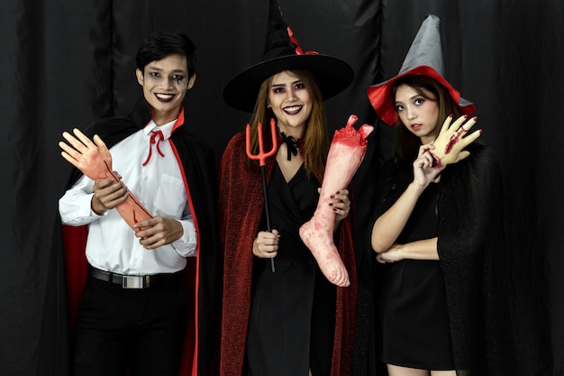 Halloween Kostume Teenager Junge Erwachsene Party Premium Foto