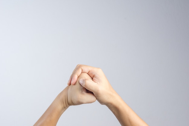 Hand, die eine geste der kampfkunst, des mutes und des energie- oder kampfsymbols macht Premium Fotos